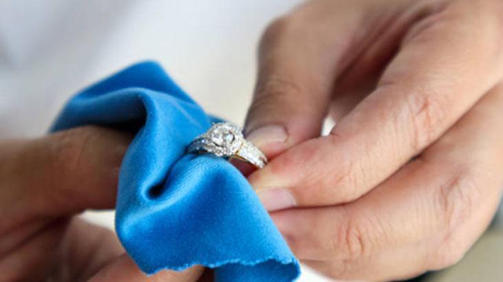 Tektaşınız ilk günkü gibi parlasın Kuyumcuya hiç gerek yok, evde halloluyor