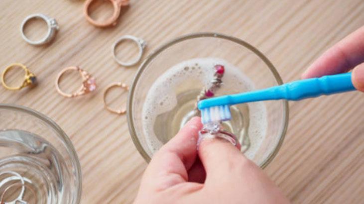 Tektaşınız ilk günkü gibi parlasın Kuyumcuya hiç gerek yok, evde halloluyor