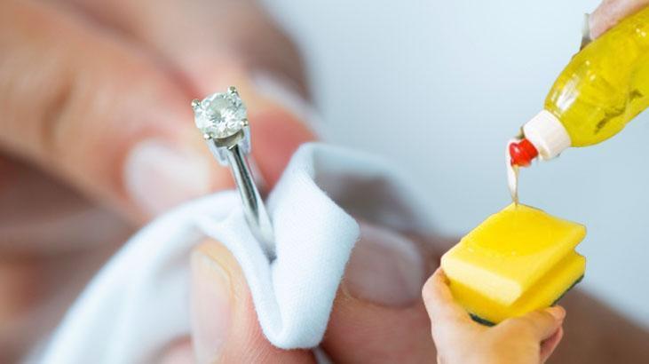 Tektaşınız ilk günkü gibi parlasın Kuyumcuya hiç gerek yok, evde halloluyor