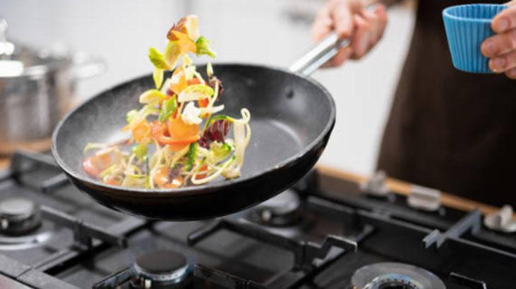 Sebzeyi böyle pişiren farkı anlıyor Ünlü şeflerin sır gibi sakladığı sap tüyosu