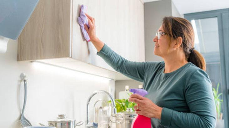 Köpürt, sil, parlasın Yapış yapış mutfak dolapları tarih oluyor, en etkili yöntem