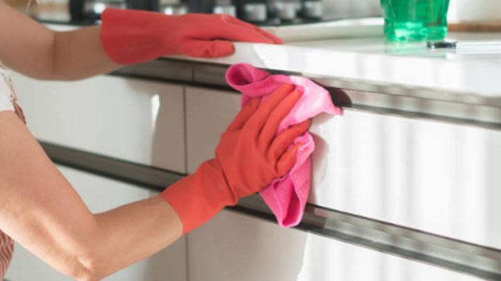 Köpürt, sil, parlasın Yapış yapış mutfak dolapları tarih oluyor, en etkili yöntem