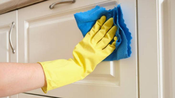 Köpürt, sil, parlasın Yapış yapış mutfak dolapları tarih oluyor, en etkili yöntem