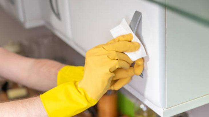 Köpürt, sil, parlasın Yapış yapış mutfak dolapları tarih oluyor, en etkili yöntem