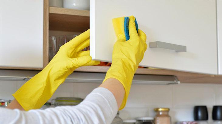 Köpürt, sil, parlasın Yapış yapış mutfak dolapları tarih oluyor, en etkili yöntem