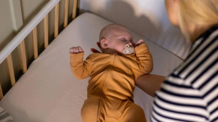 Bebeklere doğru uyku alışkanlığı kazandırmak için ne yapabiliriz
