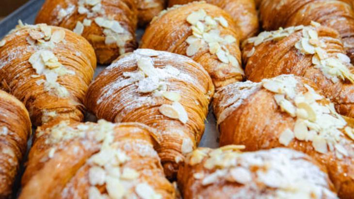 38 yıllık ustadan gerçek tarif Mis gibi ay çöreği çok kolaymış: İyi kapatmak şart