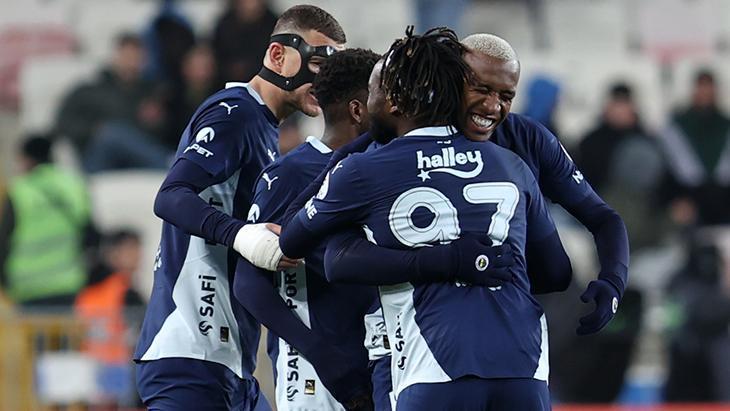 Fenerbahçe, Sivasspor Deplasmanında 3-1'lik Galibiyetle Zirve Yarışında Farkı 3'e İndirdi