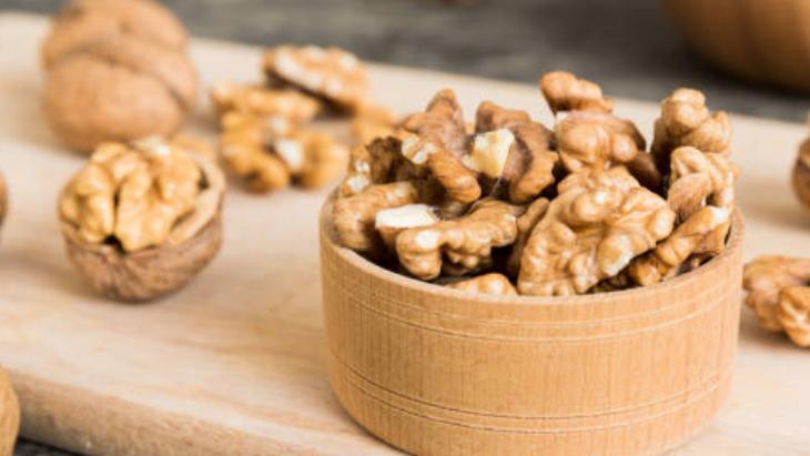 OCAKTA CEVİZLERİ KAVURMA