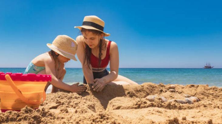 Plajda kum kabusu bitiyor Hiç bulaşmayacak, turistin plastik poşet taktiği