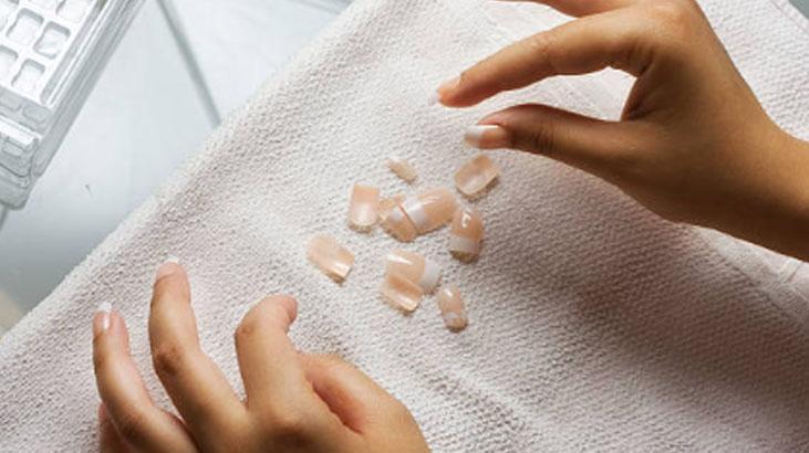 Protez tırnağı aratmıyor Manikürcüye para dökmeye son, sticker devrede