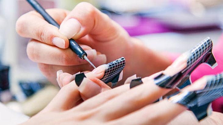 Protez tırnağı aratmıyor Manikürcüye para dökmeye son, sticker devrede