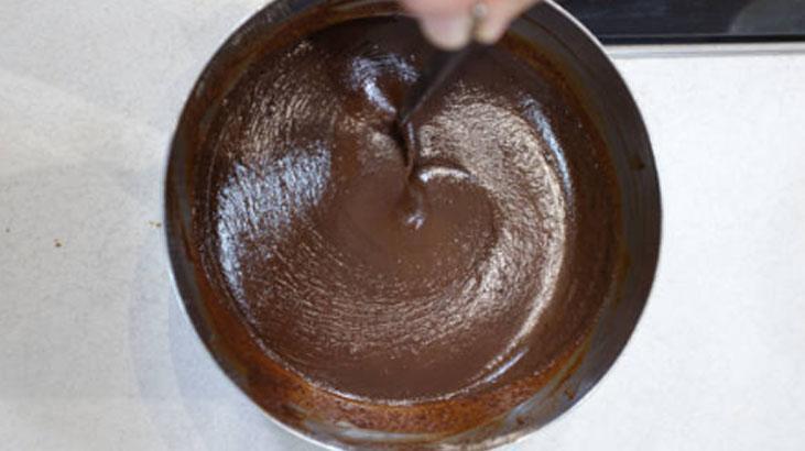 Ne mikser ne fırın Bu ıslak kek tencerede pişiyor, ağızda dağılan tarif