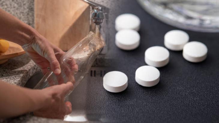 DİŞ PROTEZİ TABLETLERİ İLE SU ŞİŞESİ NASIL TEMİZLENİR