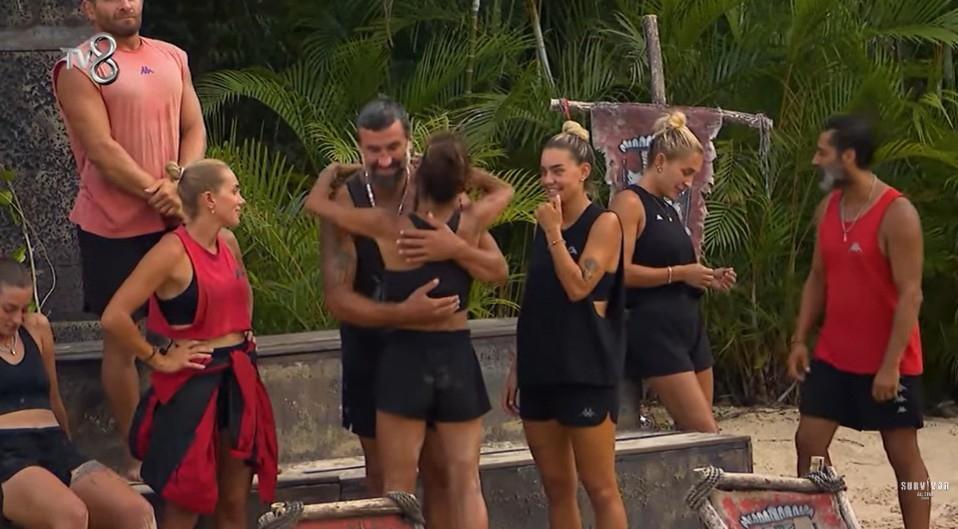 Survivor Pınar Saka adaya veda etti Düello oyununda Sema Aydemirden alkışlanacak hareket