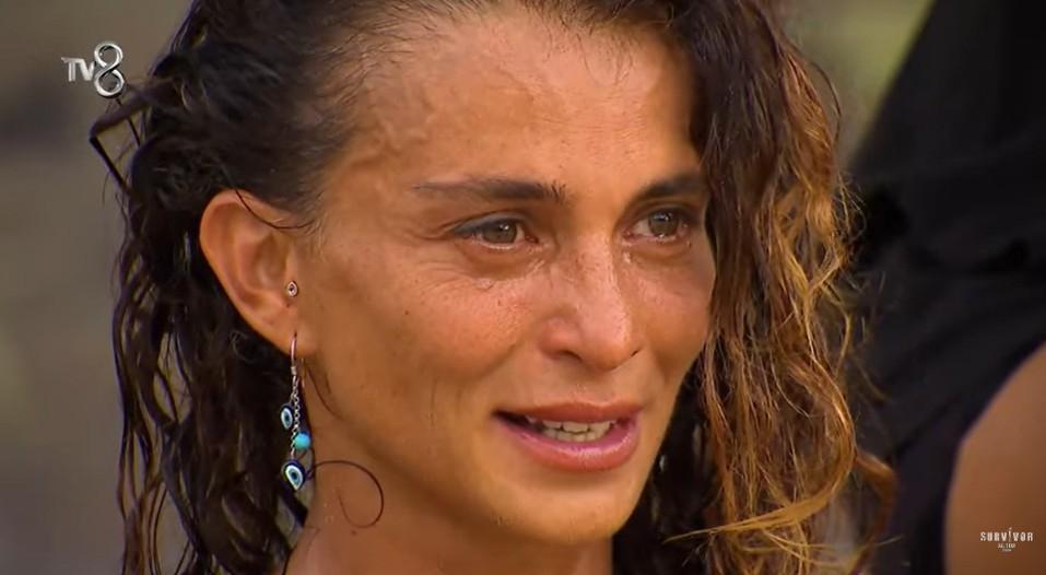 Survivor Pınar Saka adaya veda etti Düello oyununda Sema Aydemirden alkışlanacak hareket