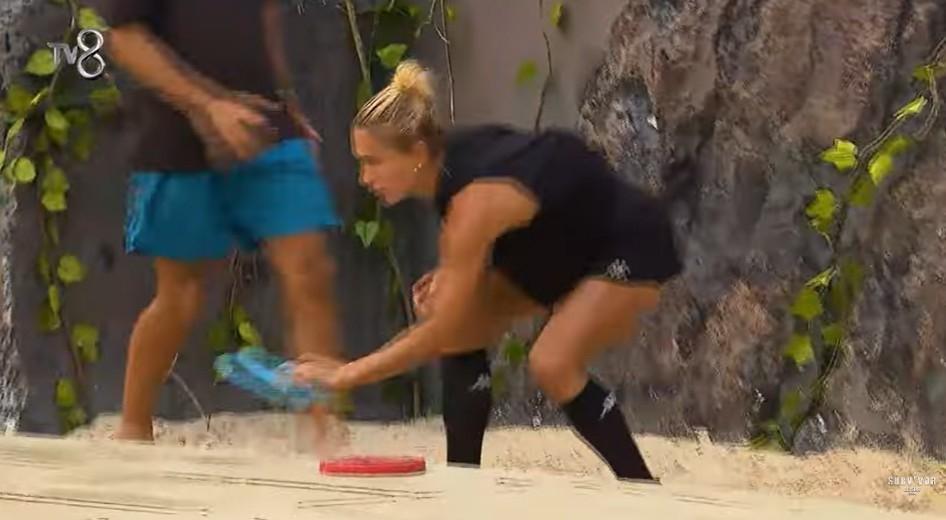 Survivor Pınar Saka adaya veda etti Düello oyununda Sema Aydemirden alkışlanacak hareket