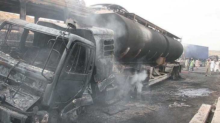 Pakistan'da yakıt tankeri patladı! 2 ölü 56 yaralı