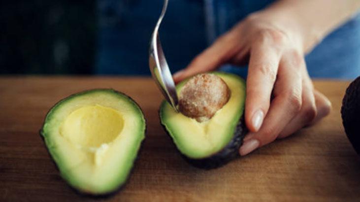 Olgun avokadoyu 10 metre öteden seçeceksiniz Sapı ele veriyor, hafifçe sıkın