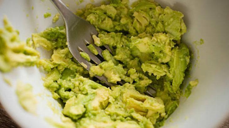 Olgun avokadoyu 10 metre öteden seçeceksiniz Sapı ele veriyor, hafifçe sıkın