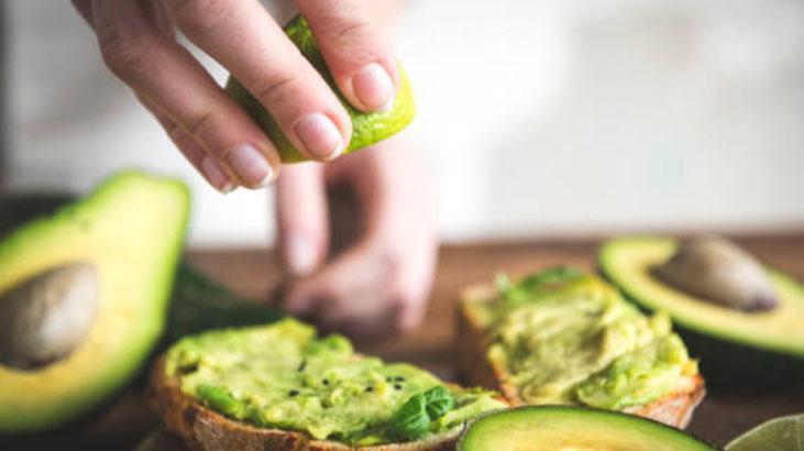 Olgun avokadoyu 10 metre öteden seçeceksiniz Sapı ele veriyor, hafifçe sıkın