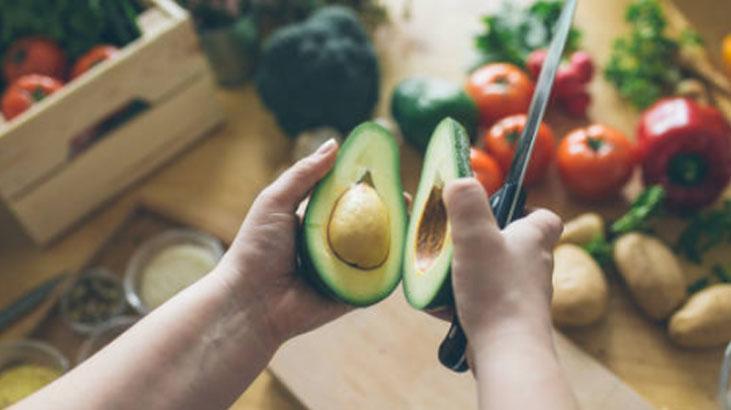 Olgun avokadoyu 10 metre öteden seçeceksiniz Sapı ele veriyor, hafifçe sıkın
