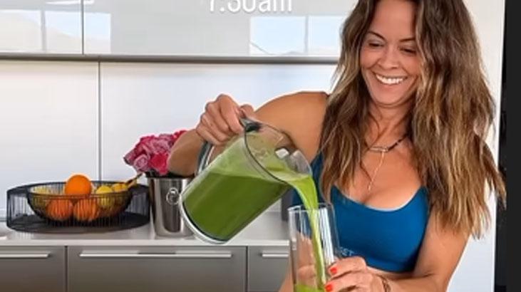 53 yaşındaki eski modelin gençlik sırrı Göbek deliğinde bant: Olmazsa olmazım