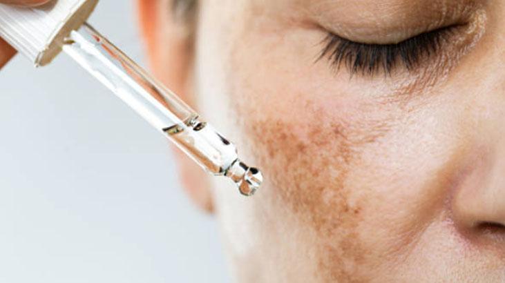 53 yaşındaki eski modelin gençlik sırrı Göbek deliğinde bant: Olmazsa olmazım