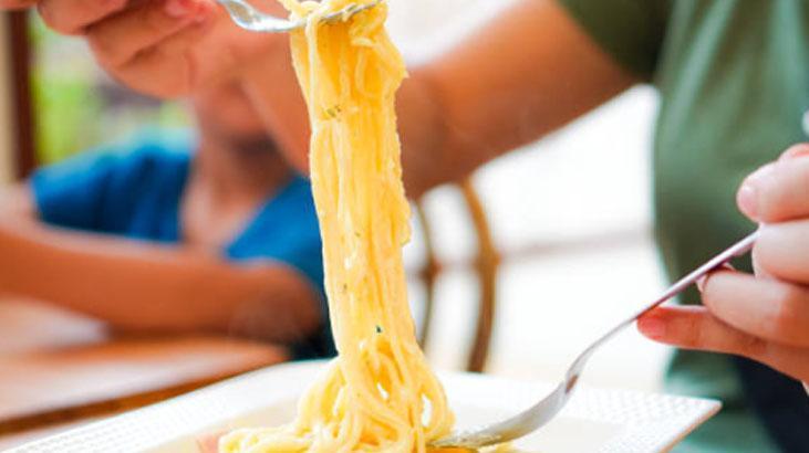 Dünden kalan makarnayı tavaya atın Çıtır börek oluyor, herkes tarif isteyecek