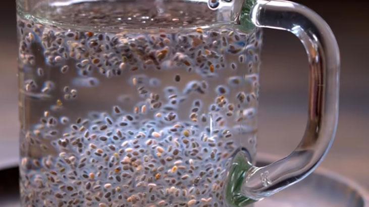 Geliert im Glas Wunder, das im Wasser aufquillt: Es schießt Magnesium in die Luft