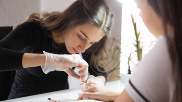 Mankür sonrası kırılmalara son Koruyucu katlar ojeyi bozmuyor, tırnağı güçlendiriyor Mankür sonrası kırılmalara son Koruyucu katlar ojeyi bozmuyor, tırnağı güçlendiriyor
