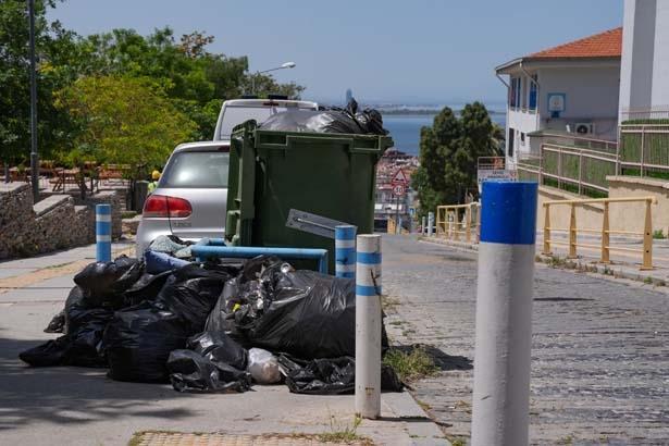 İzmirde işçilerin greve gitti Cadde eve sokaklarda çöp dağları oluştu