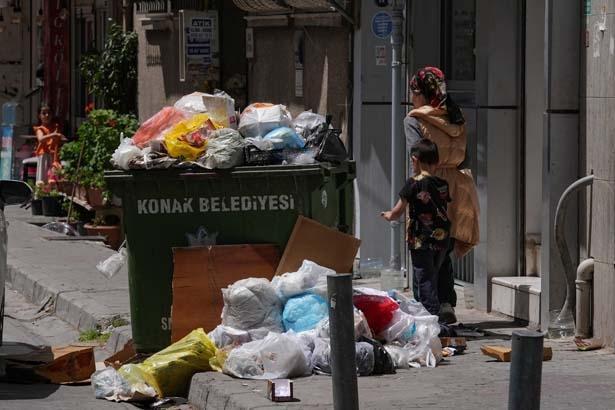 İzmirde işçilerin greve gitti Cadde eve sokaklarda çöp dağları oluştu