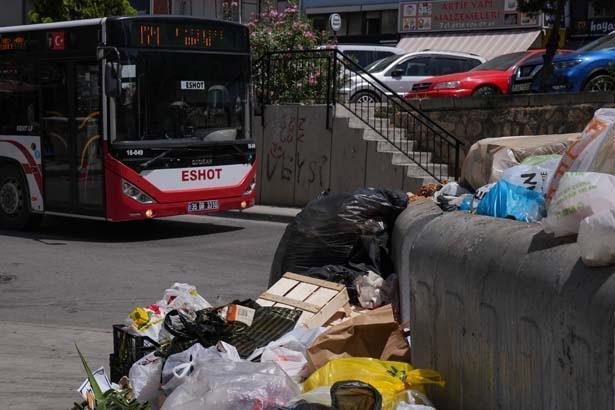 İzmirde işçilerin greve gitti Cadde eve sokaklarda çöp dağları oluştu