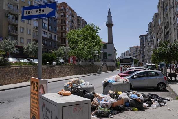 İzmirde işçilerin greve gitti Cadde eve sokaklarda çöp dağları oluştu