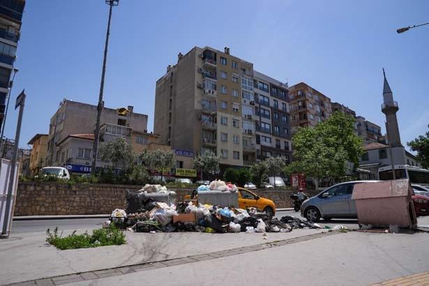 İzmirde işçilerin greve gitti Cadde eve sokaklarda çöp dağları oluştu
