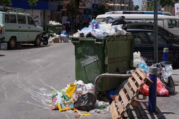 İzmirde işçilerin greve gitti Cadde eve sokaklarda çöp dağları oluştu