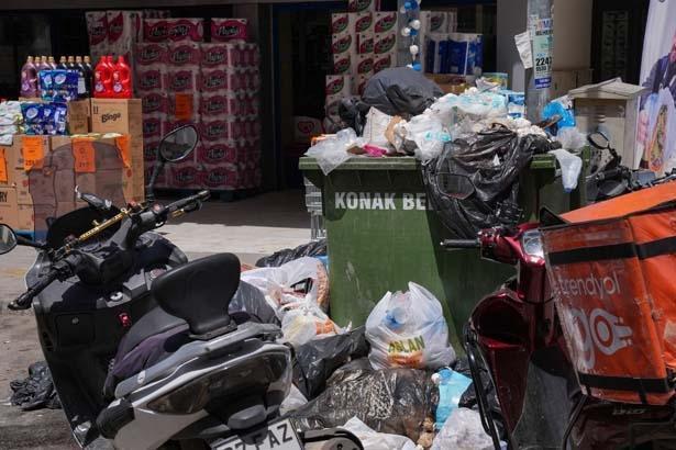 İzmirde işçilerin greve gitti Cadde eve sokaklarda çöp dağları oluştu