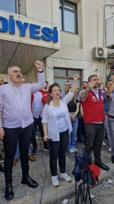İzmirde işçilerin greve gitti Cadde eve sokaklarda çöp dağları oluştu