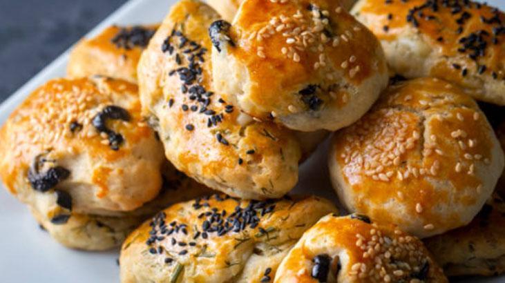 Sadece su yetmez, ılık süt şart Poğaçanın tadını da kıvamını da değiştiren tarif