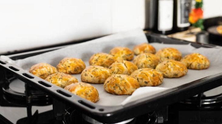 Sadece su yetmez, ılık süt şart Poğaçanın tadını da kıvamını da değiştiren tarif