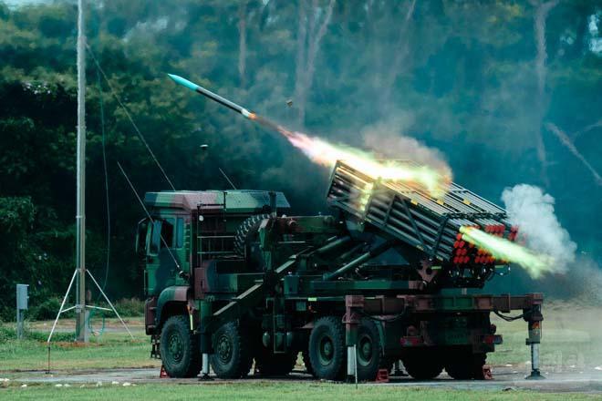 Tayvan, ABD yapımı HIMARS roket sistemini ilk kez test etti, işte görüntüler