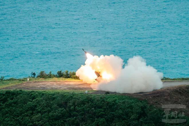 Tayvan, ABD yapımı HIMARS roket sistemini ilk kez test etti, işte görüntüler