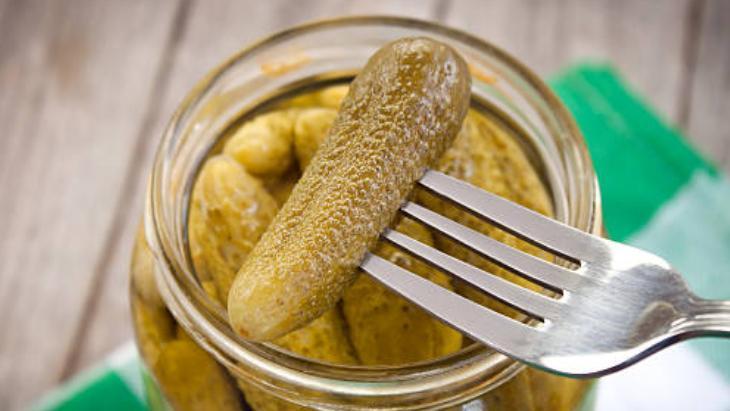 Makarna salatasını doyumsuz lezzete çeviriyor 1 malzemeyle değişiyor, suyunu dökün