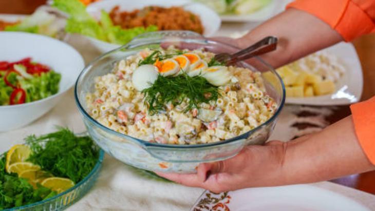 Makarna salatasını doyumsuz lezzete çeviriyor 1 malzemeyle değişiyor, suyunu dökün