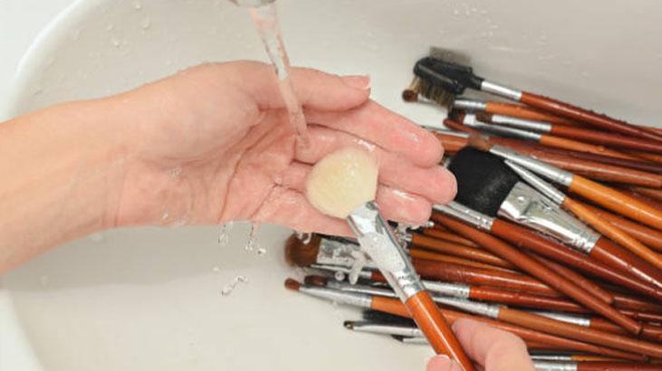 Serinletmeyen vantilatörün hakkından makyaj fırçası geliyor Servise gerek yok