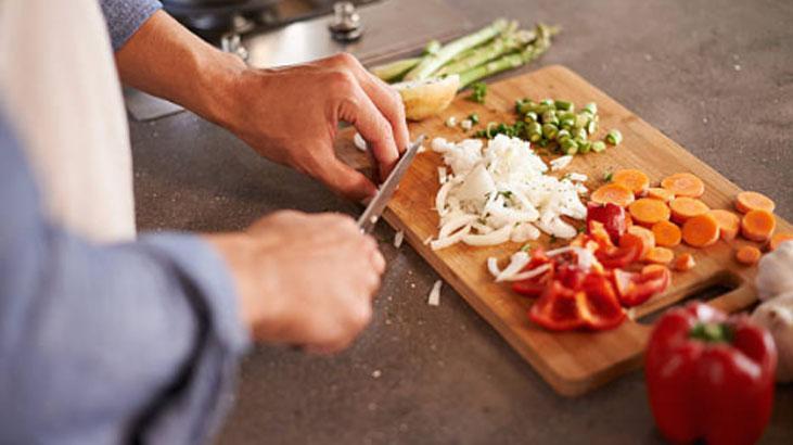 Önce soğan mı yoksa biber mi Kavurunca şekerini salıyor, lezzeti katlanıyor