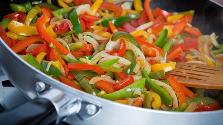 Önce soğan mı yoksa biber mi Kavurunca şekerini salıyor, lezzeti katlanıyor