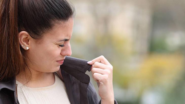 Duman kokusu hiç dert değil Kıyafete sinmişse 2 malzemeyle yok edin