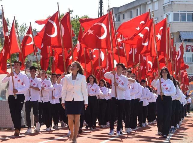 Her yer kırmızı- beyaza büründü Yurdun dört bir yanında 19 Mayıs coşkusu
